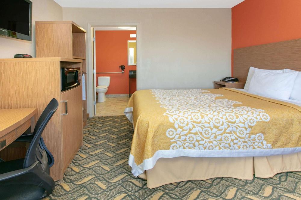 Days Inn & Suites By Wyndham Arlington Near Six Flags Экстерьер фото